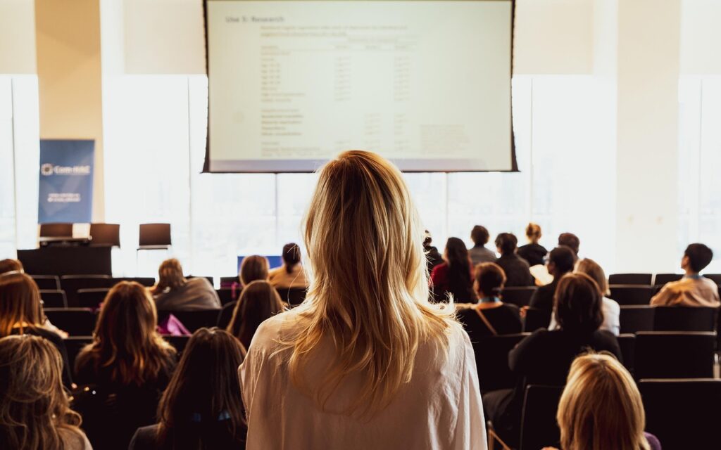 人前に出ない仕事で正社員として働くメリットは？